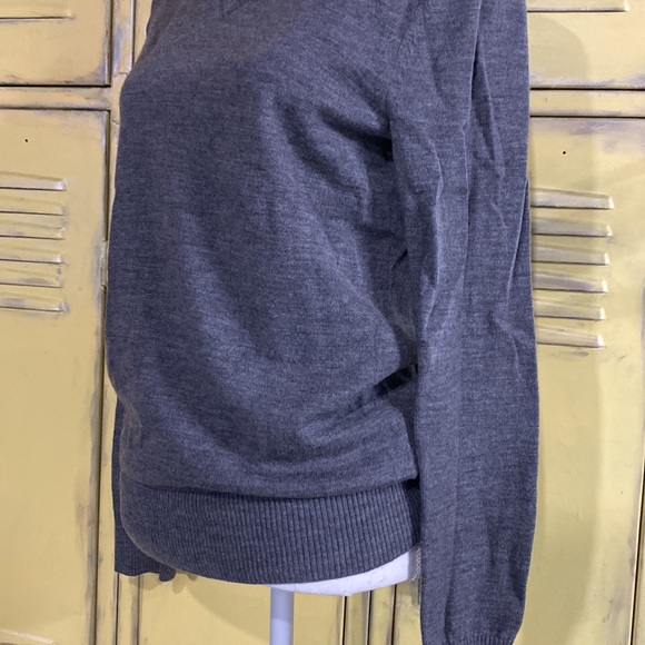 M - Banana Republic - Grey V neck pullover sweater - Picture 4 of 7